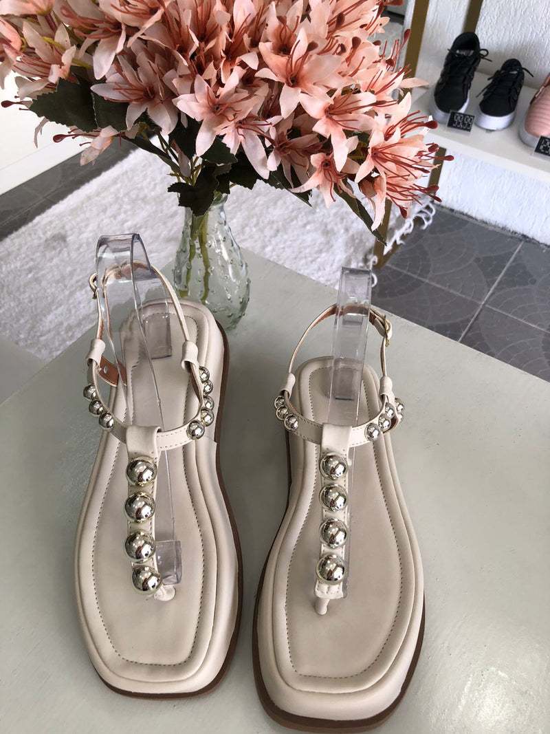 Sandália Off White com detalhes de bolinha de prata