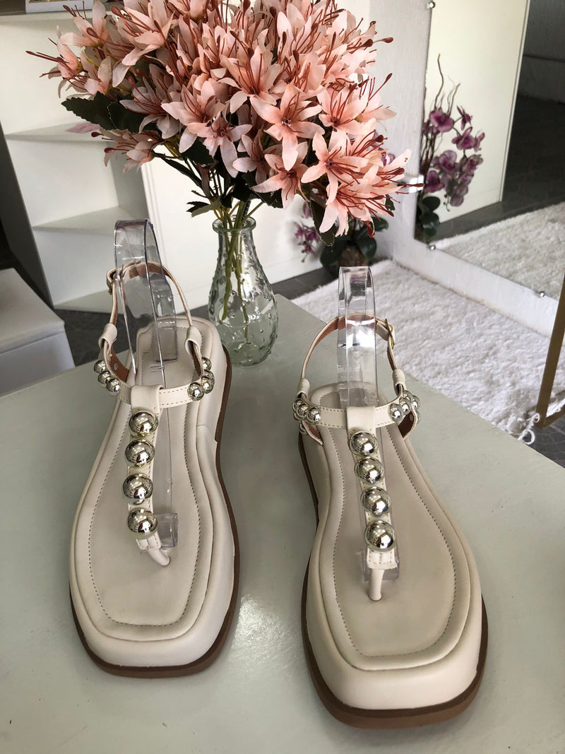 Sandália Off White com detalhes de bolinha de prata