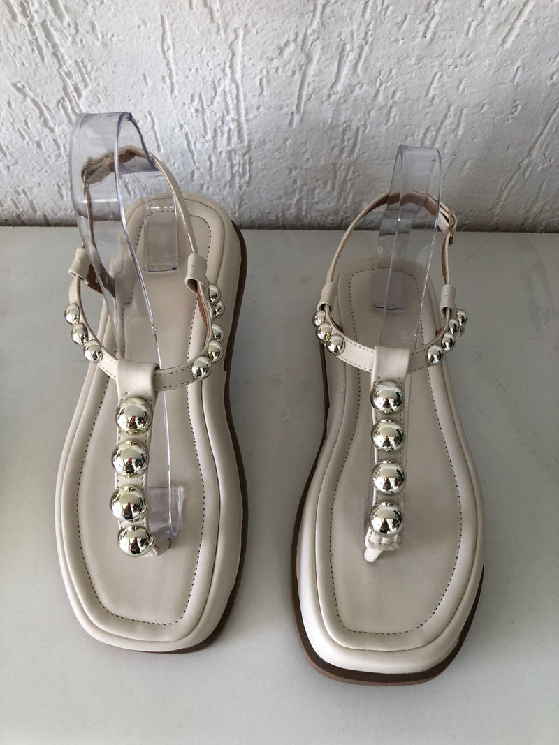 Sandália Off White com detalhes de bolinha de prata