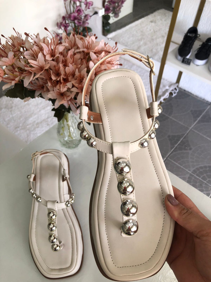 Sandália Off White com detalhes de bolinha de prata