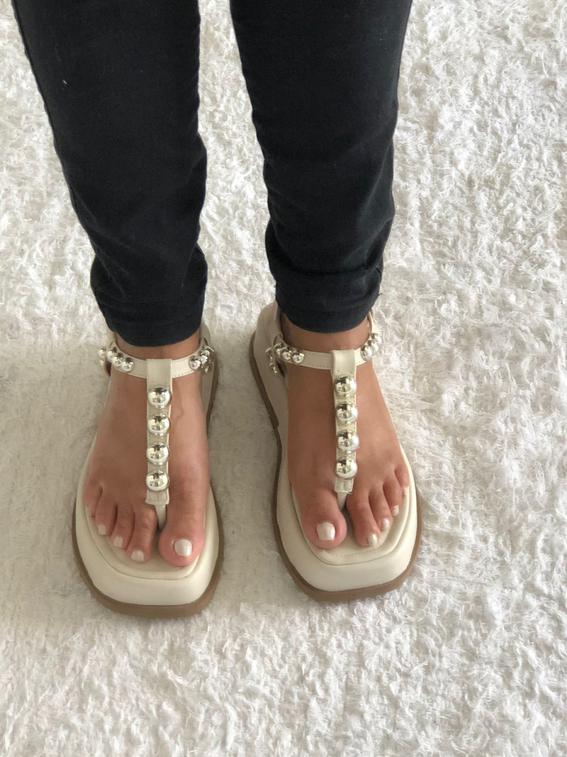 Sandália Off White com detalhes de bolinha de prata